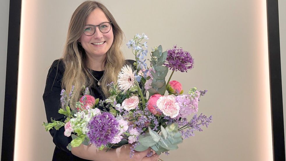 Natürlichkeit ist Nina Bootsmann sehr wichtig. Sie achtet darauf, dass jede Blume in ihrer Geltungsform optimal zur Wirkung kommt. Fotos: Walker