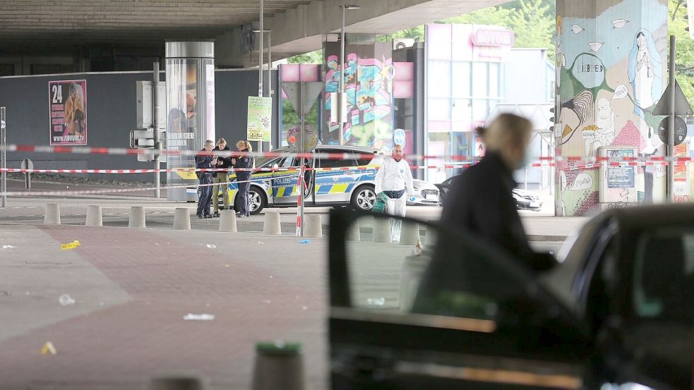 Am Tag nach dem Angriff wird nach dem Tatverdächtigen gefahndet. Foto: Christian Müller/Christian Müller TV/dpa