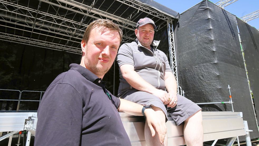 Buckeln in der Hitze: Dennis Athen (rechts) und Tobias Jalaß von „Mein Lieblingsevent“ hoffen auf ein bisschen Regen, bevor die Open-Air-Saison losgeht. Foto: Nicole Böning