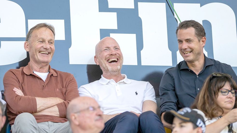 Mathias Sammer (M) dürfte Borussia Dortmund in einer etwas anderen Rolle erhalten bleiben. Foto: David Inderlied/dpa
