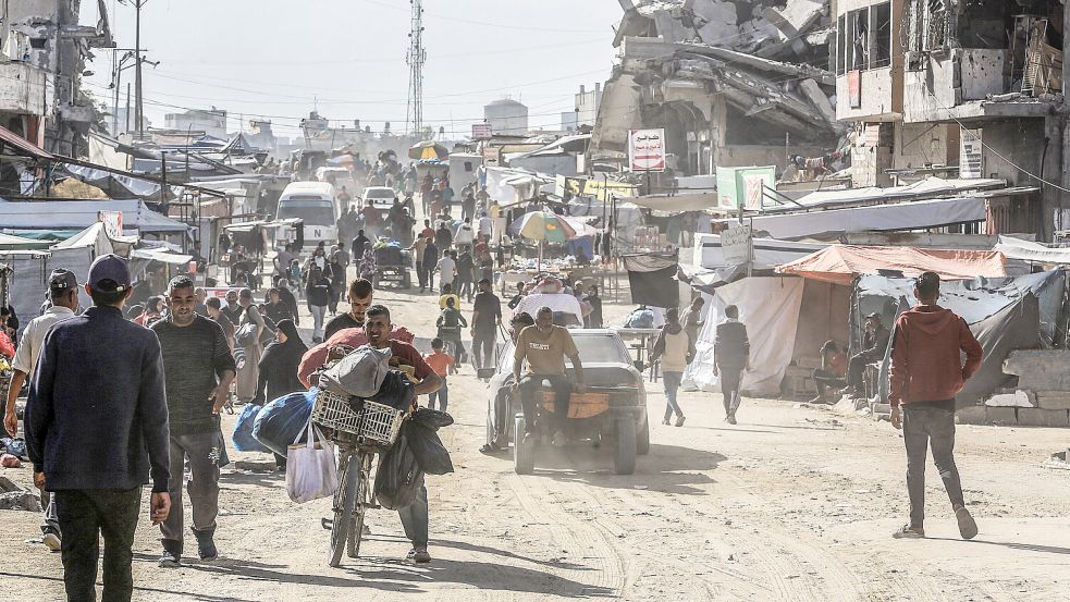 Während die EU nach fast drei Monaten Blockade von Hilfslieferungen ihre Beziehungen zu Israel überdenkt, suchen Vertriebene Palästinenser Schutz in Chan Junis im Süden des Gazastreifens. Foto: Abed Rahim Khatib/dpa