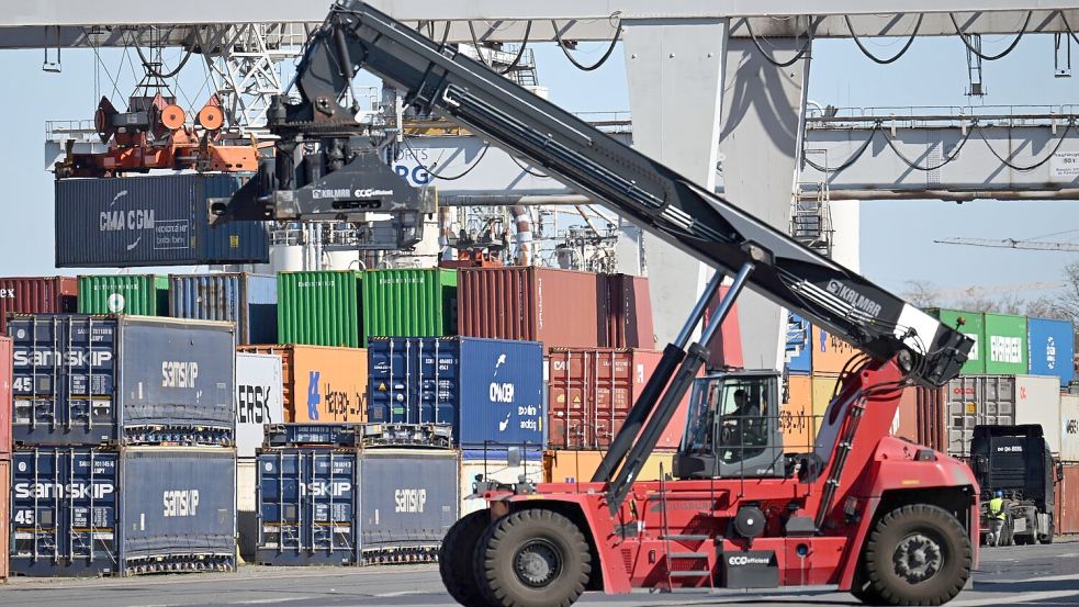 Die aktuelle Umfrage des Ifo zum Auftragsmangel in der deutschen Wirtschaft zeigt leichte Entspannung. Foto: Federico Gambarini/dpa