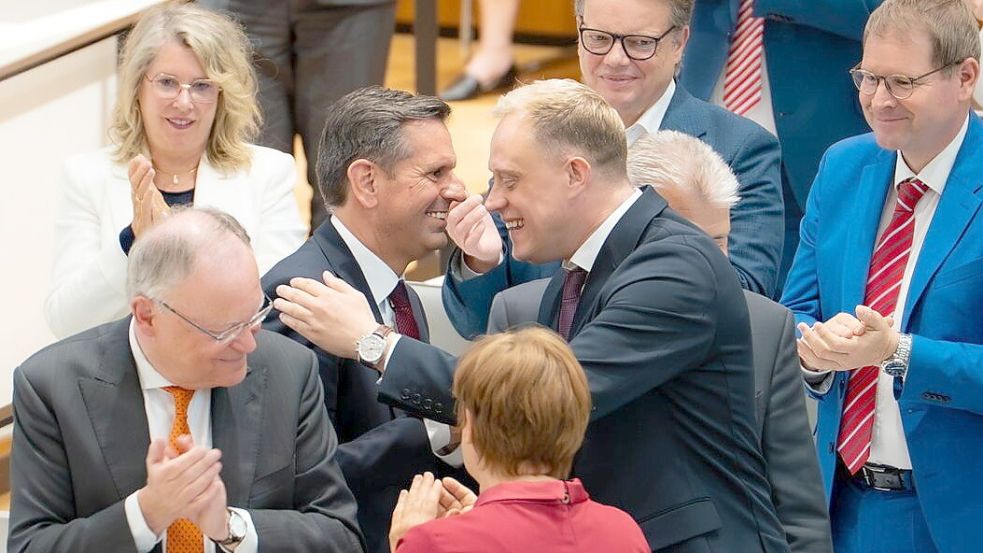 Der Auricher Abgeordnete Wiard Siebels (SPD) gehörte am Dienstagmittag zu den ersten Gratulanten des frisch gewählten neuen Ministerpräsidenten Olaf Lies (SPD). Auch der bisherige Landesvater Stephan Weil (SPD, links unten) applaudierte. Foto: privat