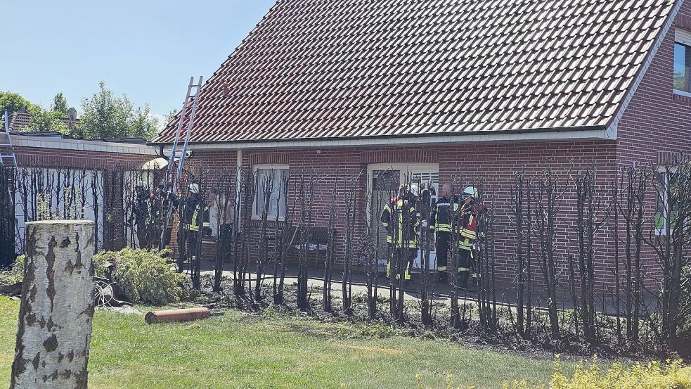 Die Einsatzkräfte der Feuerwehren Völlenerfehn und Völlenerkönigsfehn verhinderten ein Übergreifen auf angrenzende Gebäude. Foto: Freiwillige Feuerwehr Völlenerfehn