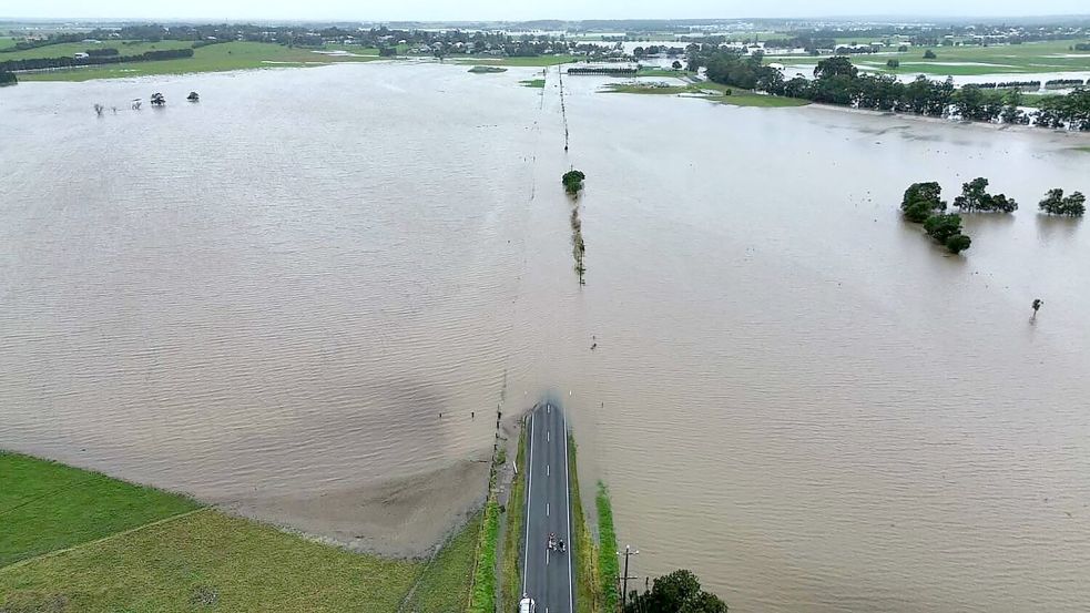 Betroffene sagten, man sehe nur noch Wasser so weit das Auge reicht. Foto: Supplied/NSW SES/dpa