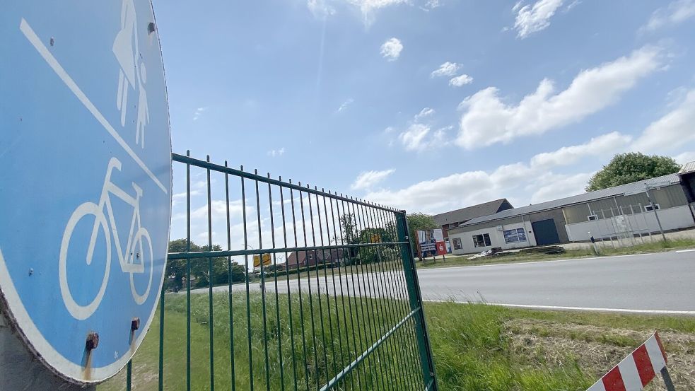 Hier endet der Radweg offiziell: Kurz vor dem Ortsausgang Riepe werden die Radfahrer über die Friesenstraße rüber geleitet. Foto: Christin Wetzel