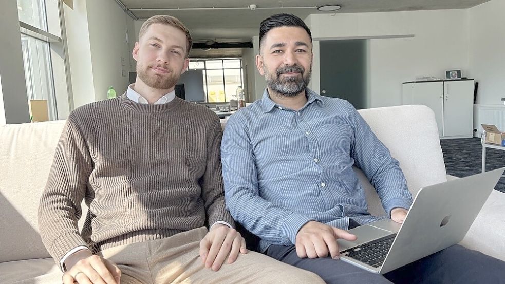 Alan Khalil (rechts) und Sören Münster nutzen tagtäglich für Beruf und Freizeit Künstliche Intelligenz (KI). Um auch anderen Menschen die richtige Verwendung von KI-Chatbots wie ChatGPT und Co. näher zu bringen, wollen sie jetzt Kurse anbieten. Foto: Hanssen