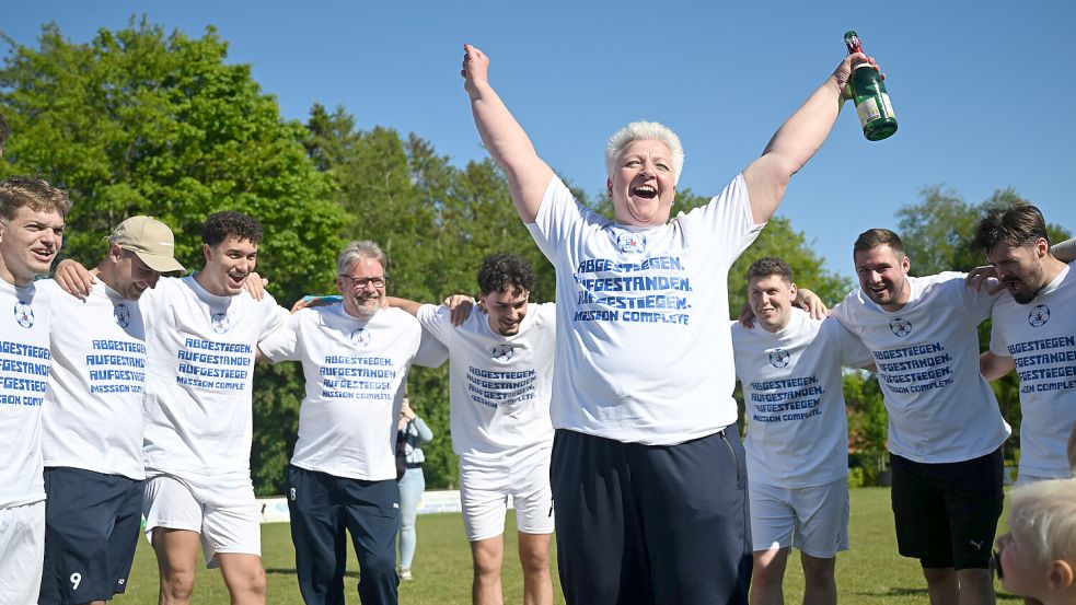 Am Sonntag feierte der TuS Esens nach dem 4:1-Sieg in Hage den Aufstieg in die Landesliga. Auch zur Freude von Ute Sukowski aus dem Betreuer- und Physio-Stab. Foto: Doden/Blomberg