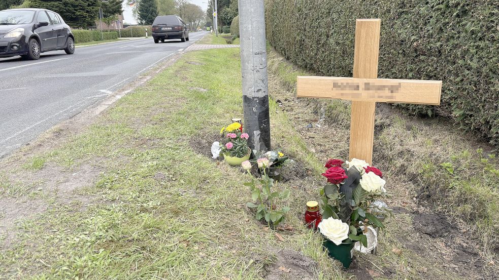 Ein Holzkreuz, Grablichter und Blumen erinnern in Halbemond an den tragischen Unfall, bei dem die 17-Jährige am Ostersonntag ums Leben kam. Foto: Thomas Dirks