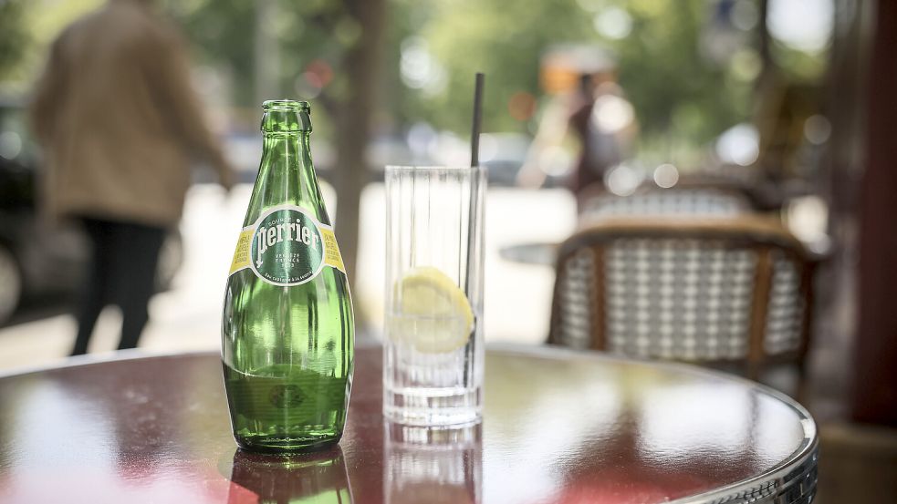 Eine Untersuchungskommission des französischen Senats kam zu dem Ergebnis, dass die Regierung von Präsident Macron Entscheidungen über die illegale Behandlung von Mineralwasser durch den Lebensmittelriesen Nestlé vertuscht hat. Foto: Thomas Padilla/dpa/AP