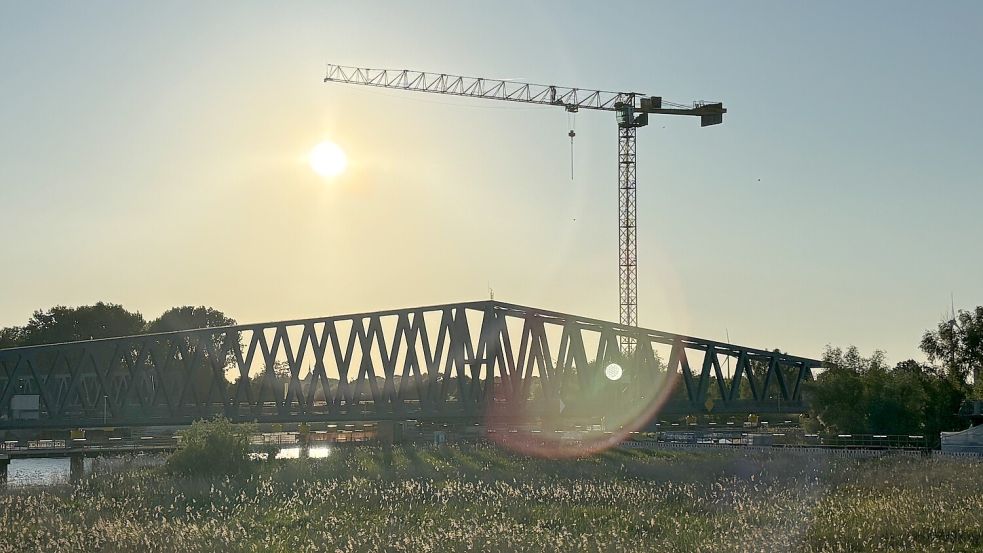 Die Arbeiten an der Friesenbrücke bei Hilkenborg und Weener schreiten voran. Foto: Carsten Ammermann