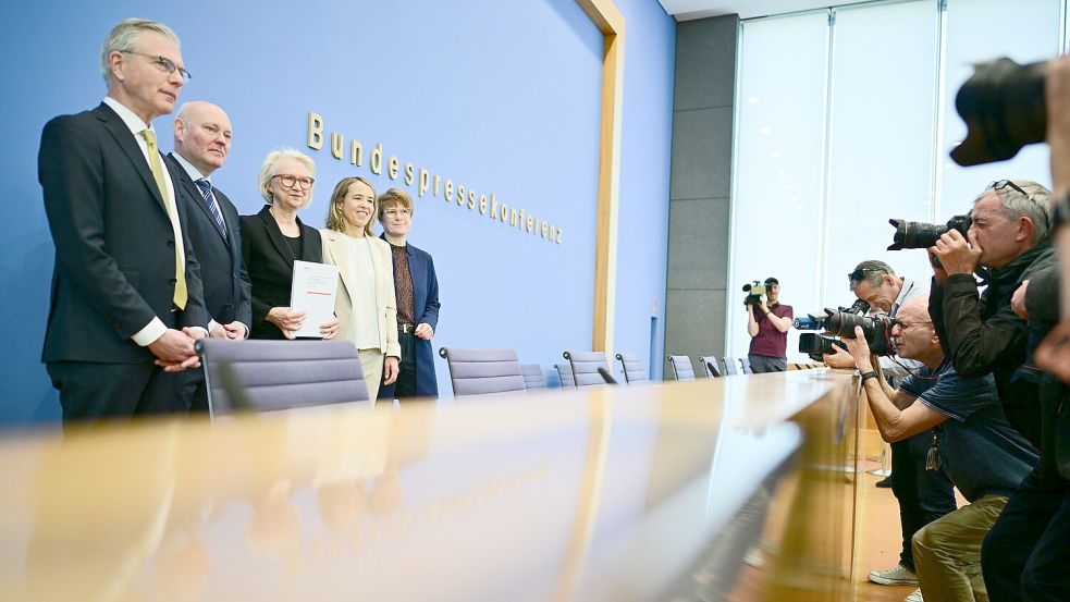 Die Wirtschaftsweisen Martin Werding (v.l.), Achim Truger, Monika Schnitzer (Vorsitzende), Ulrike Malmendier und Veronika Grimm haben keine guten Nachrichten für die Regierung. Foto: Sebastian Christoph Gollnow/dpa