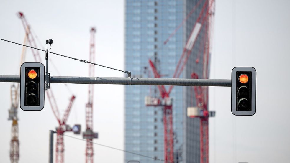 Die Konjunktur springt nicht auf Grün. Foto: Soeren Stache/dpa