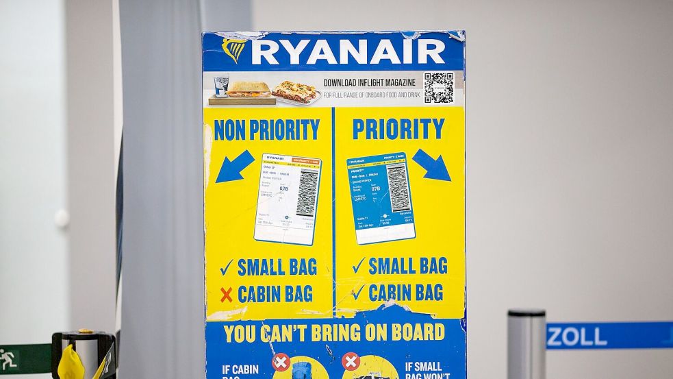 Die Beschwerde richtet sich auch gegen die Handgepäckregeln von Ryanair - die irische Fluggesellschaft sieht sich jedoch im Recht. (Archivbild) Foto: Thomas Banneyer/dpa