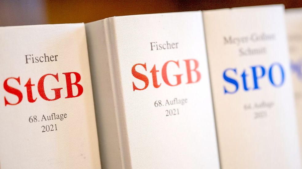 Jugendliche vor dem Gesetz: Ab 14 kann Strafmündigkeit greifen. (Symbolbild) Foto: Monika Skolimowska/dpa