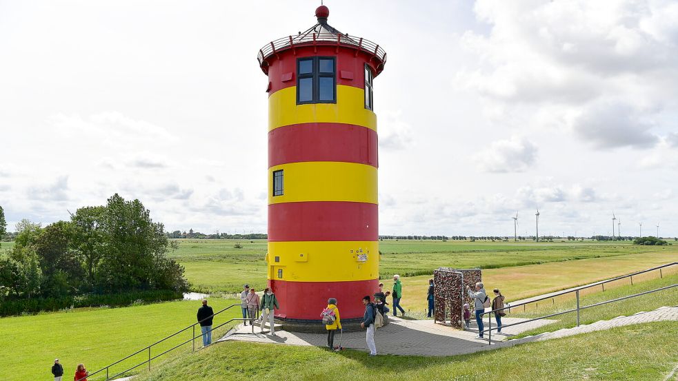 Unter dem fröhlich-bunten Otto-Leuchtturm wurde in einem Greetsiel-Krimi eine tote junge Frau entdeckt. Foto: Heinz Wagenaar/Archiv