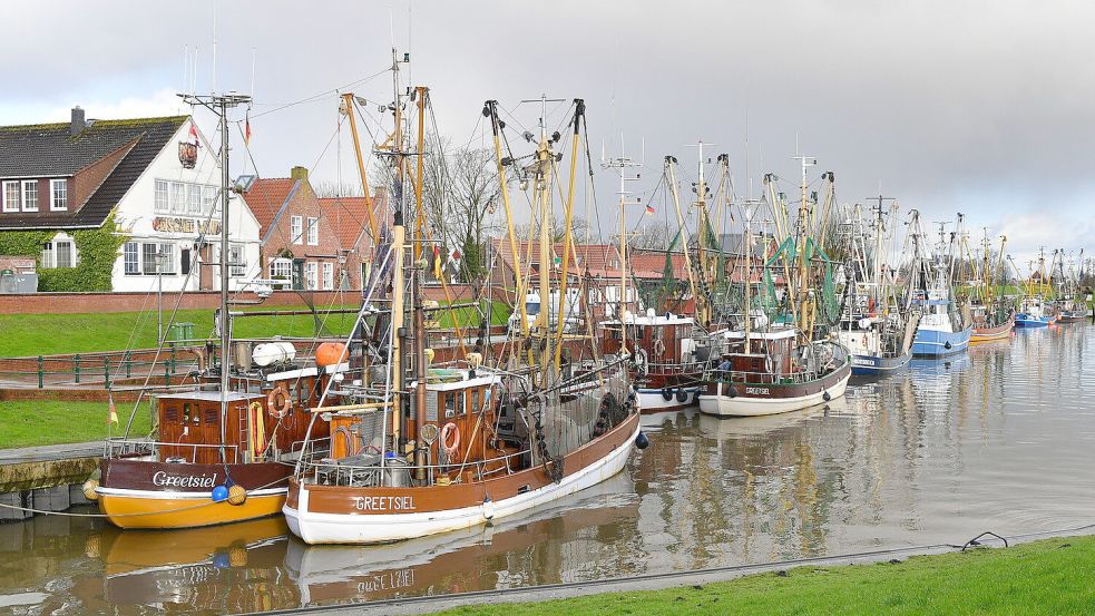 Dunkle Wolken über dem Greetsieler Hafen: Autoren nutzen das Ausflugsziel gerne als Kulisse für Kriminalromane. Foto: Heinz Wagenaar/Archiv