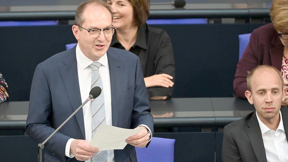 Bundesinnenminister Alexander Dobrindt (CSU) hat die verschärften Grenzkontrollen verteidigt. Foto: Katharina Kausche/dpa