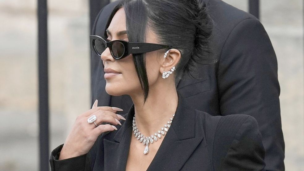 Die Staatsanwaltschaft hat für die Angeklagten im Prozess um den Raubüberfall auf Kim Kardashian zumeist hohe Haftstrafen verlangt. (Archivbild) Foto: Aurelien Morissard/AP/dpa