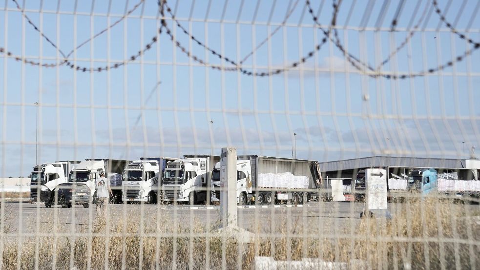 Am Montag war erstmals seit fast drei Monaten wieder humanitäre Hilfe in das umkämpfte Gebiet gekommen – israelischen Angaben zufolge waren es aber zunächst nur fünf Lastwagen. Foto: Maya Alleruzzo/AP/dpa