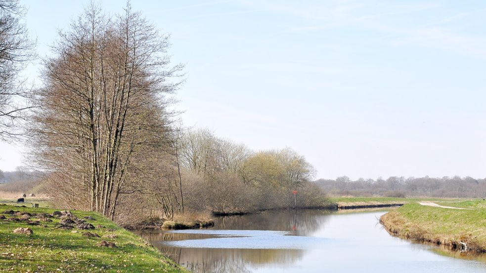Der Ems-Jade-Kanal ist ein beliebtes Fotomotiv in Friedeburg. Je nach Gusto kann man hier zu Fuß, mit dem Rad oder mit dem Boot vorankommen. Foto: Susanne Ullrich