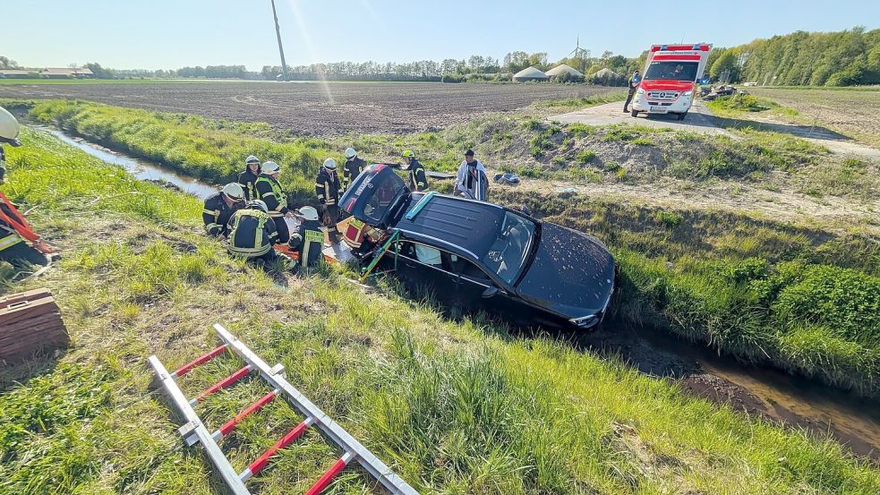 Die Feuerwehr Friesoythe befreite die Frauen aus dem Fahrzeug. Foto: Jens Kotte/ Pressewart Freiwillige Feuerwehr Friesoythe