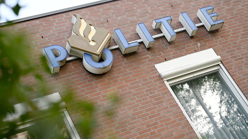 Blick auf den Schriftzug „Politie“ am Polizeirevier. Foto: Lars Penning/dpa