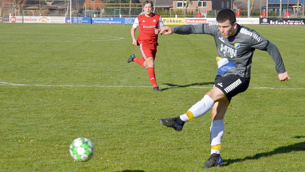 Jordan Hüsgen traf in dieser Saison bereits 19-mal. Zwei seiner Tore waren so schön, dass der NFV sie sogar für das NFV-Tor des Monats nominierte. Der Steenfelder gewann die Wahl jeweils mit deutlichem Vorsprung. Foto: Holger Weers