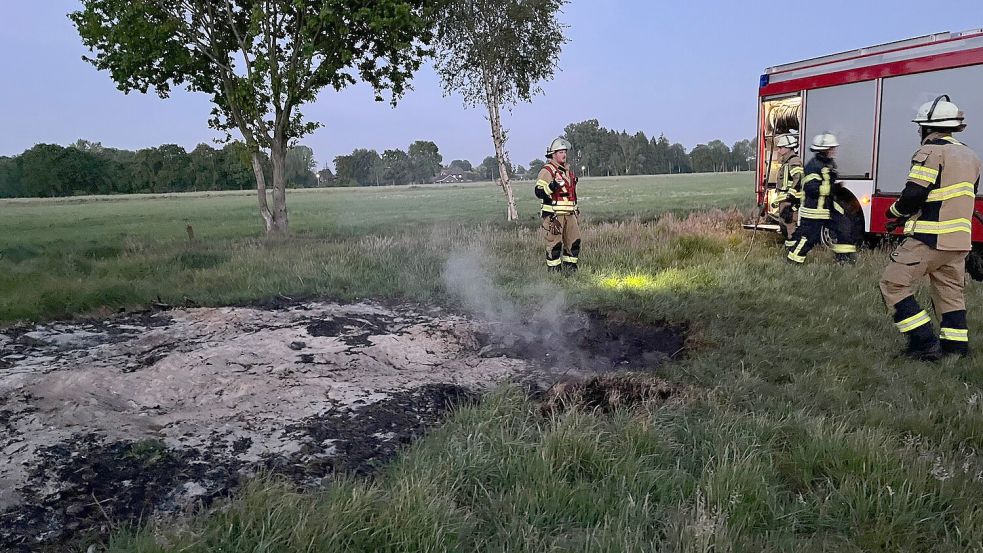 Als die Einsatzkräfte am Dienstagabend gegen 22 Uhr am Einsatzort am Rajen eintrafen, brannte eine rund 40 Quadratmeter große Moorfläche. Foto: Feuerwehr Westrhauderfehn/Ludger Böning
