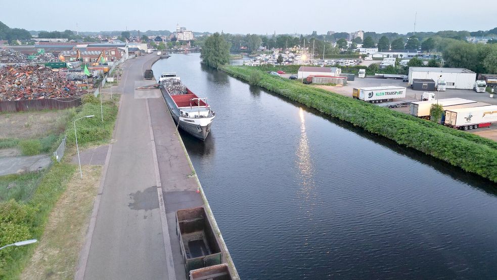 Das Auto wurde im Kanal von Winschoten nahe der deutschen Grenze entdeckt. Foto: Lars Penning/dpa