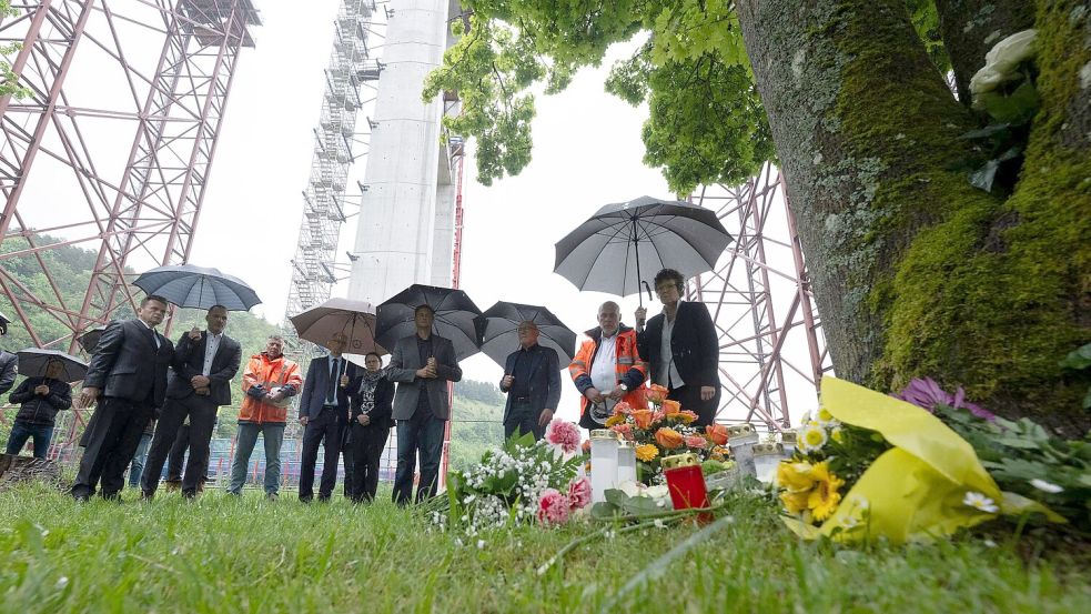 An einem Ort des Gedenkens werden Blumen niedergelegt. Foto: Marijan Murat/dpa