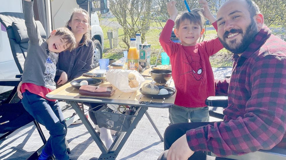 Die Familien Oetjen und Cremer campen bei Wind und Wetter gemeinsam. Welche Klischees treffen auf sie zu? Foto: Anika Becker