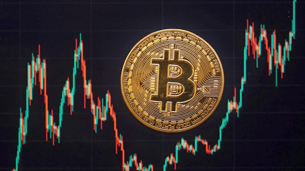 Der Bitcoin hat ein neues Allzeithoch erreicht. (Symbolbild) Foto: Fernando Gutierrez-Juarez/dpa