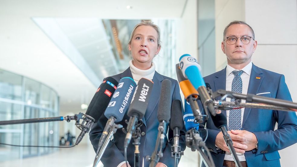 Die AfD-Chefs Alice Weidel und Tino Chrupalla kritisieren „Spielchen“ der anderen Parteien. Foto: Michael Kappeler/dpa