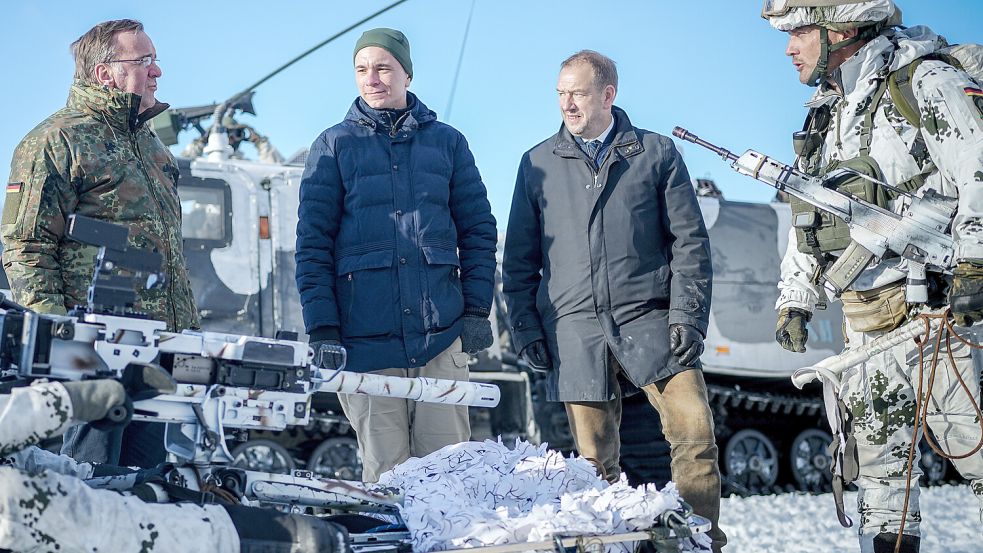 Kennen sich von gemeinsamen Reisen: Bundesverteidigungsminister Boris Pistorius (SPD, l.) und der neue Wehrbeauftragte Henning Otte (CDU, 2.v.r.) beim Besuch einer Nato-Übung. Foto: dpa/Kay Nietfeld