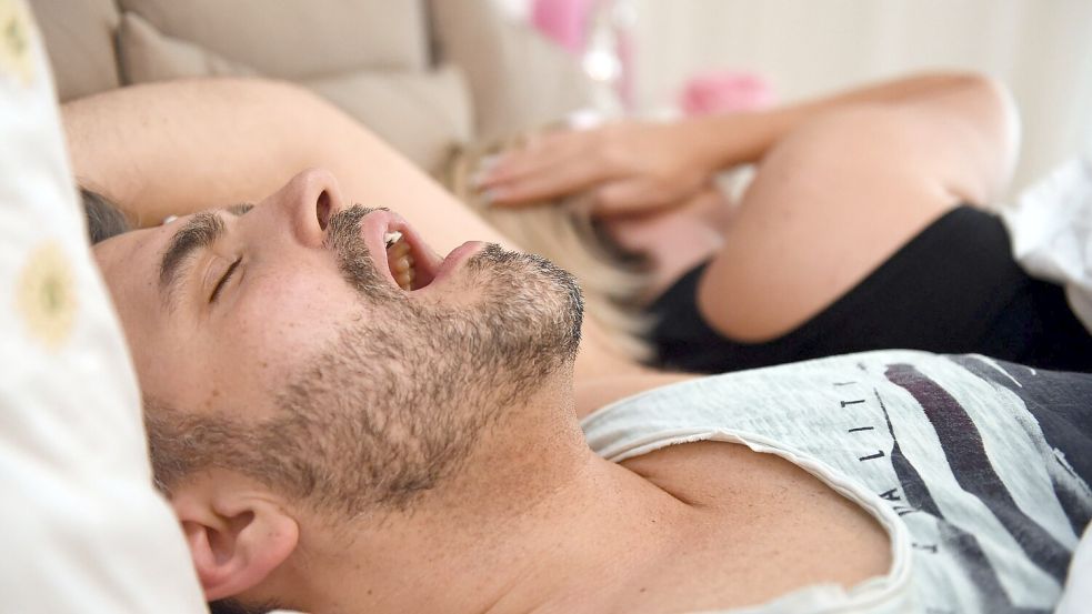 Nach Angaben in sozialen Medien soll Mouth Taping gegen Schnarchen helfen. (Archiv) Foto: Felix Hörhager/dpa