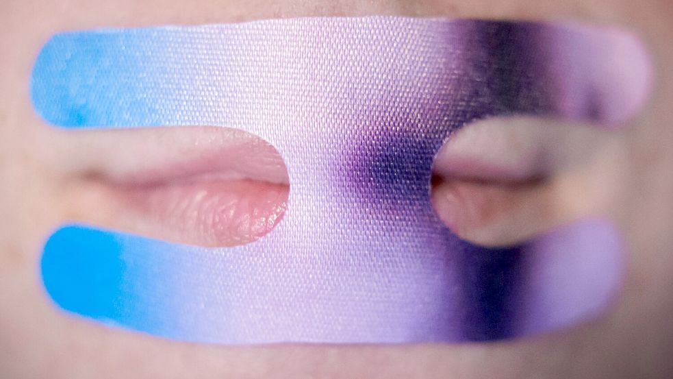 Mouth Taping ist ein großer Trend, der durch die sozialen Medien befeuert wird. (Illustration) Foto: Christoph Soeder/dpa