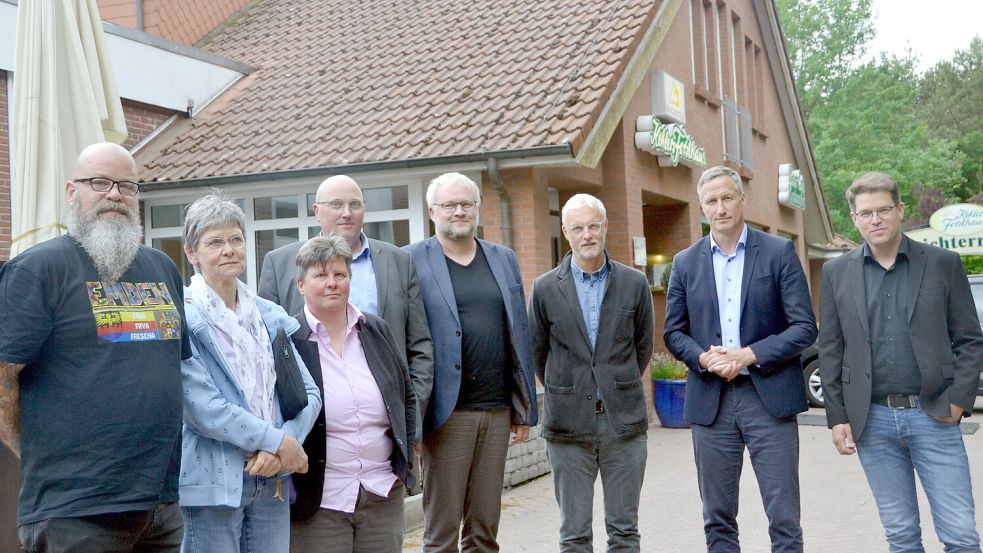 Die Klinikleitung traf auf ihre Kritiker (von links): Ingo Weber (Emden), Dorothea van Gerpen, Dr. Mareike Ziegler (beide Norden), Heiko Goldenstein (Klinikdirektor UEK Aurich), Dr. Jens Bräunlich (Ärztlicher Direktor Klinikum Emden), Dr. Karl Friedemann Hopf (Ärztlicher Direktor UEK Aurich), Geschäftsführer Dirk Balster und Dr. Alexander Dinse-Lambracht (Chefarzt Notaufnahmen). Foto: Aiko Recke