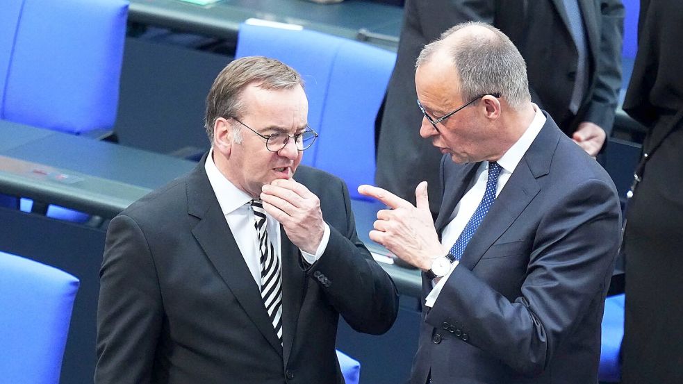 Seinen ersten Truppenbesuch macht der neue Kanzler zusammen mit seinem Verteidigungsminister. Foto: Michael Kappeler/dpa