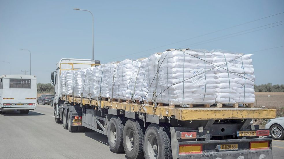 Seit ein paar Tage rollen wieder Lastwagen mit humanitärer Hilfe über die Grenze nach Gaza. Foto: ILIA YEFIMOVICH/dpa