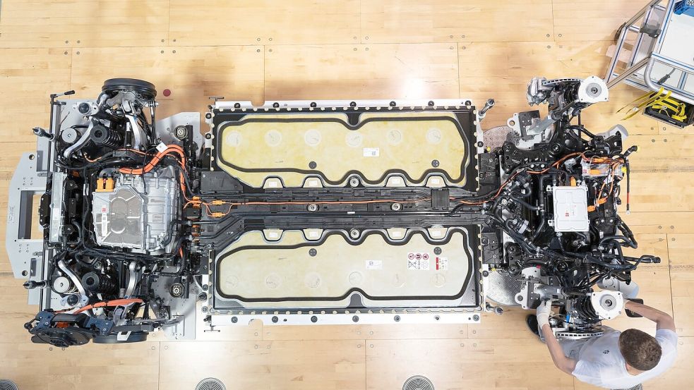 Elektroauto in der Herstellung. Die braucht in der Regel - vor allem wegen der Batterie - mehr CO2 als bei einem Verbrenner, im Betrieb wird das aber mehr als ausgeglichen. (Archivbild) Foto: Sebastian Kahnert/dpa