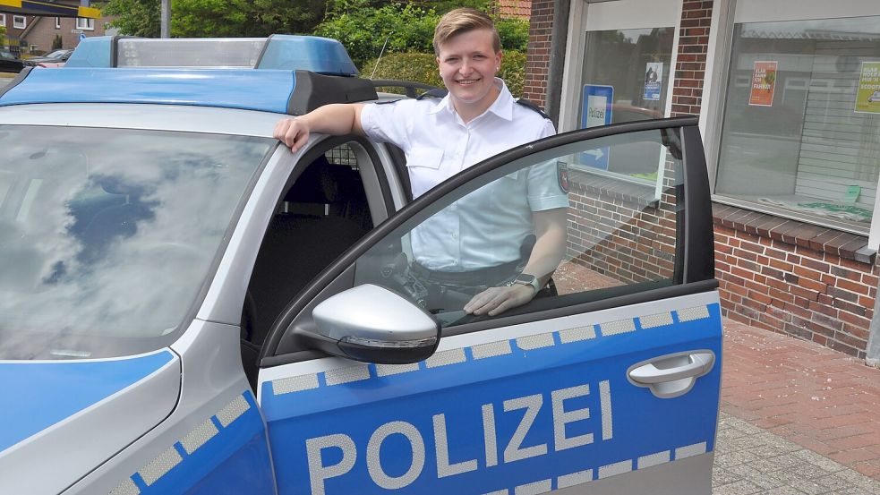 Mandy Thomas mit ihrem Streifenwagen vor der neuen Polizeistation in Westerholt. Die befindet sich im Kirchweg 6 und ist unter der Woche täglich besetzt. Foto: Susanne Ullrich