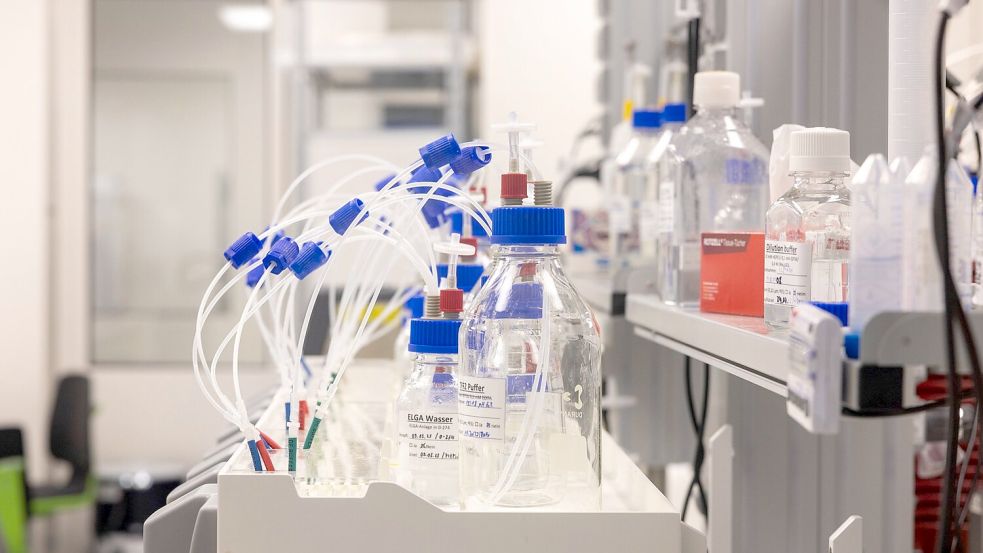 Tüffteln im Labor: Die Chemie- und Pharmaindustrie gibt so viel für Forschung aus wie nie zuvor (Archivbild) Foto: Helmut Fricke/dpa
