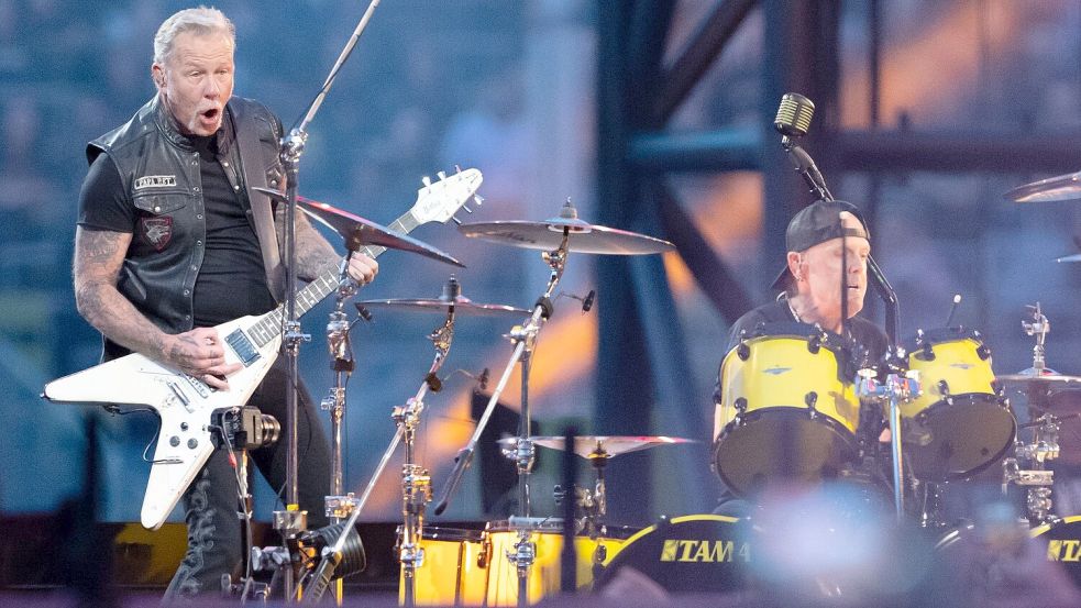 James Hetfield (l), Sänger und Gitarrist, und Lars Ulrich, Schlagzeuger, von der US-Metal-Band Metallica stehen im Münchner Olympiastadion auf der Bühne. Foto: Sven Hoppe/dpa