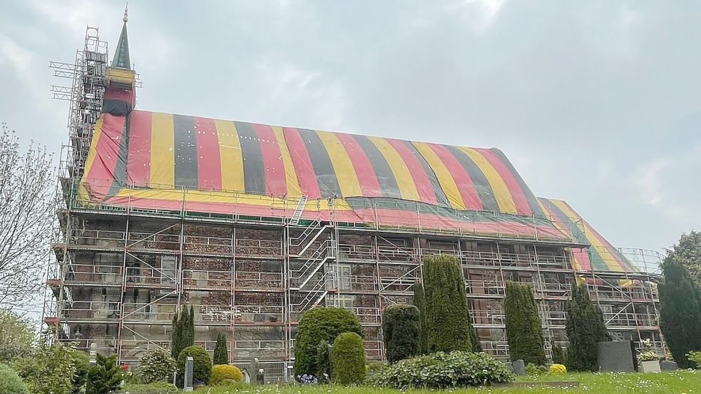 Ein außergewöhnliches Bild: Das Dach der St.-Georgs-Kirche in Sengwarden wurde in Folie eingepackt. Das Innere der Kirche wurde begast – denn dort hatte es sich der Holzwurm gemütlich gemacht. Foto: Binker Materialschutz