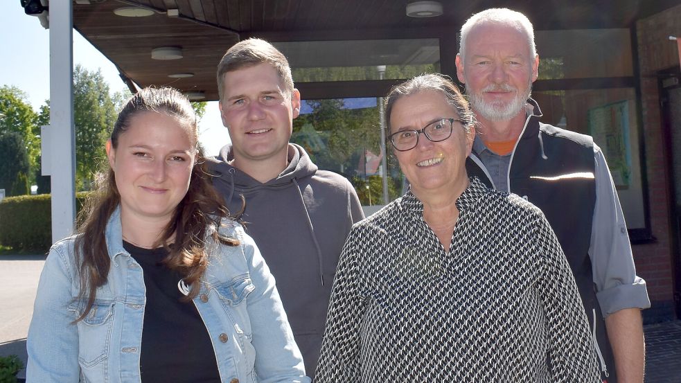 Sie betreiben gemeinsam den Campingplatz am Idasee in Idafehn: (von links) Kim Schwarzenburg und ihr Mann Marcel Schwarzenburg sowie Heike und Ralf Kraft. Sie sind die Eltern von Kim Schwarzenburg. Fotos: Henrik Zein