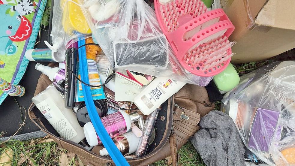 Offenbar hatte da jemand sein Badezimmer aufgeräumt: Die Helfer fanden zahlreiche Flaschen und Tuben mit Pflegeprodukten und Kosmetika. Foto: DRK-Kreisverband Cloppenburg