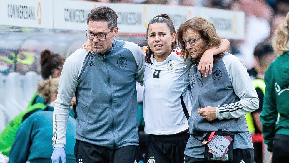 Die FIFA untersucht den Zusammenhang zwischen der Periode und Kreuzbandverletzungen: Lena Oberdorf, die sich aktuell in den Nationalkader zurückkämpft, zählt zu den Fußballerinnen, die deshalb lange ausfallen mussten. Foto: IMAGO/BEAUTIFUL SPORTS Wunderl
