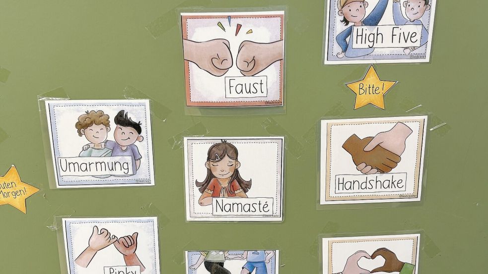 An jeder Tür zu einem Klassenraum sind mehrere Begrüßungsformen gezeigt, die die Schüler auswählen können. Foto: Karin Böhmer