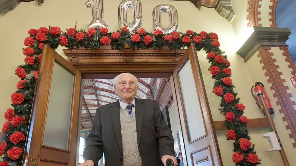 Albrecht Weinberg bei der Feier anlässlich seines 100. Geburtstags im Leeraner Rathaus am 7. März 2025. Foto: Klaus Ortgies/Archiv